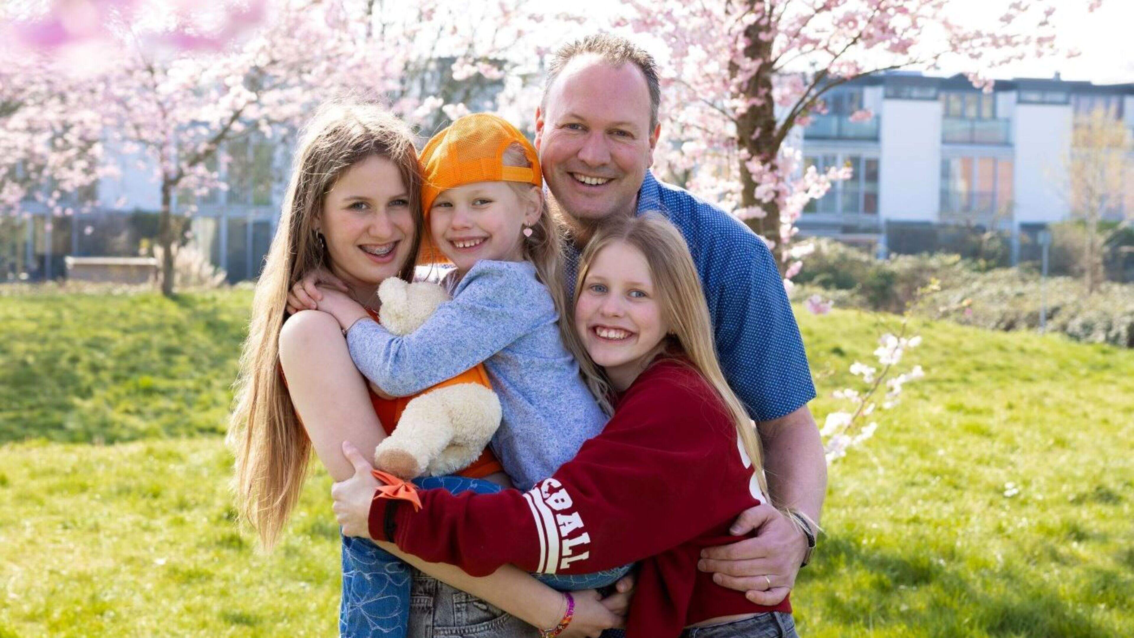 Simon (46) heeft drie dochters: ’Ik zou het voor geen goud anders willen’